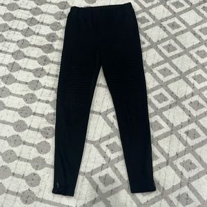 Cute black leggings from an online boutique!